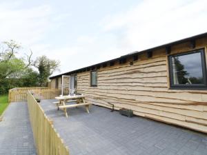 a patio with a picnic table next to a building at Hoden View in Cleeve Prior