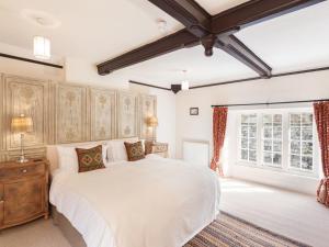 A bed or beds in a room at Great Bidlake Manor