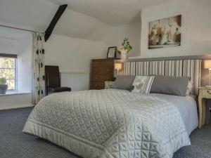 Ένα ή περισσότερα κρεβάτια σε δωμάτιο στο Little Week Cottage