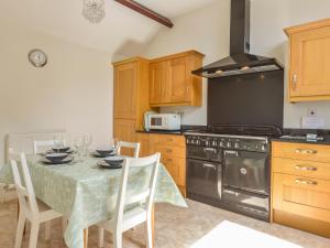 Kuchyň nebo kuchyňský kout v ubytování Ludgate Cottage + 8 fotografií