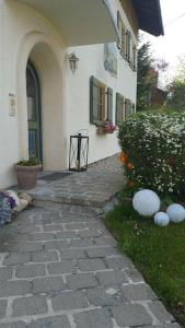 una casa con un passaggio in pietra di fronte a un edificio di Ferienhaus Allgäu a Nesselwang