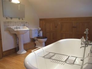 A kitchen or kitchenette at Hiscox Cottage