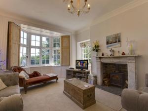 sala de estar con chimenea y TV en The Mount, en Dulverton