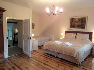 Postel nebo postele na pokoji v ubytování Hornshayne Farmhouse