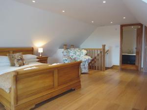 A bed or beds in a room at Hiscox Cottage
