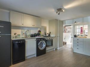 a kitchen with a washing machine and a dishwasher at 11 The Green in Budleigh Salterton