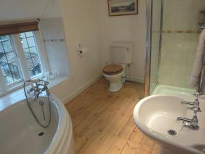 Koupelna v ubytování Hornshayne Farmhouse + 20 fotografií