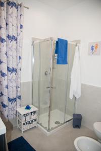 un bagno con doccia e WC di MONDELLO MANICK MARE a Palermo