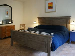 The Barn في Aveton Gifford: غرفة نوم بسرير كبير مع اطار خشبي