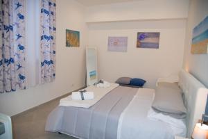 una camera da letto con un letto con una scatola sopra di MONDELLO MANICK MARE a Palermo