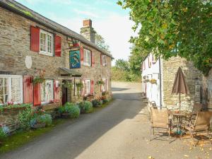a table and chairs in front of a building at 1 Gabberwell Cottages in Kingston