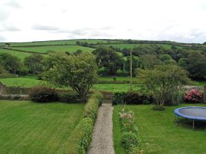 a garden with a table in the grass at Tresungers Cottage in Port Isaac