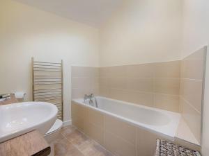 een badkamer met een bad, een toilet en een wastafel bij Junket Cottage in Newton Ferrers +14 foto's
