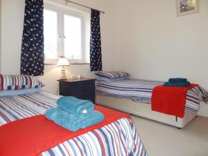
A bed or beds in a room at The Loft, Maer Down, Bude
