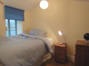 カウサンドにあるTrebyanのベッドルーム1室(ベッド1台、ランプ付きテーブル付)