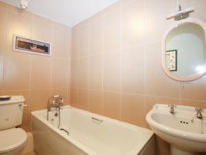 ein Badezimmer mit Badewanne, Toilette und Waschbecken in der Unterkunft Pier Cottage in Saint Mawes + 18 Fotos