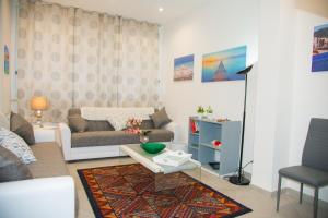 un soggiorno con un divano e un tavolo di MONDELLO MANICK MARE a Palermo