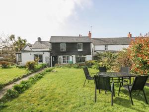 a table and chairs in the yard of a house at Boundys House in St Ives