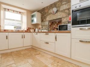 A kitchen or kitchenette at 3 Trungle Cottages