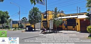 マラルグエにあるApart El Nevado Malargüeの黄色い建物の前のベンチに座っている女性 +141枚の写真