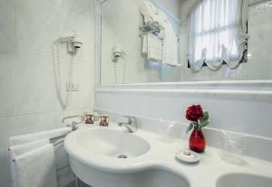 A bathroom at Locanda Vivaldi Még 36 kép