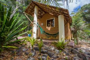 Castelar da Alvorada في فالي دو كاباو: منزل صغير وسط غابة