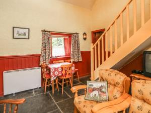 - un salon avec une table et des chaises dans l'établissement O'Neill's, à Tipperary