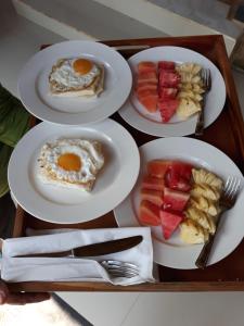 taca z talerzami śniadaniowymi na stole w obiekcie Ubud Batan Nyuh bed & breakfast w mieście Ubud
