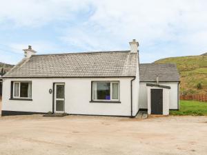 una casa blanca con una entrada delante de ella en Gapple Cottage, en Ballyboe