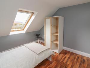 1 dormitorio con cama y ventana en Silver Birch House en Laune Bridge