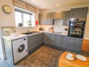 A kitchen or kitchenette at Leigh Holt