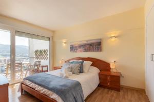 A bed or beds in a room at Coast & Beach View Parking