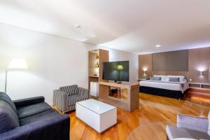 Uma TV ou centro de entretenimento em Viale Cataratas Hotel & Eventos