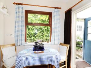 una mesa con una tetera en una habitación con ventana en St Magnus Haven, en Pennan