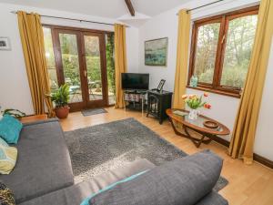 a living room with a couch and a table at Doe Foot Cottage in Ingleton