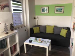 ein Wohnzimmer mit einem Sofa und einem Tisch in der Unterkunft Apartment Andy & Gabi in Neuhausen auf den Fildern