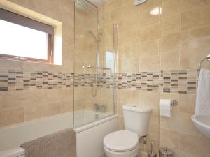 un bagno con wc, doccia e lavandino di Ling Fell Cottage a Ulverston Altre 20 foto