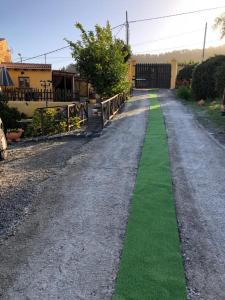 un camino con césped verde a un lado. en Casonas de Marengo, en Icod de los Vinos