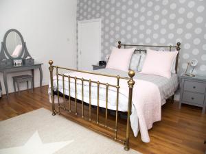 アンブルにあるSeashell Cottageのベッドルーム1室(ピンクの枕が付いたベッド1台付)