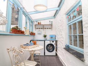 uma lavandaria com máquina de lavar e secar roupa em 2 The Cottages em Ludgvan