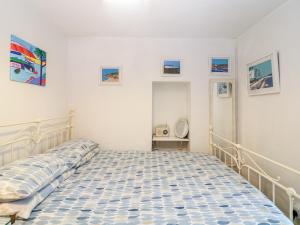 um quarto com uma cama num quarto em 2 The Cottages em Ludgvan
