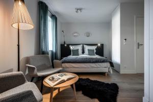 um quarto com uma cama, uma mesa e cadeiras em La Grange des Pères em Pringy