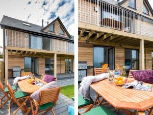 Un patio con mesa y sillas y una casa. en Godrevy, en St Ives