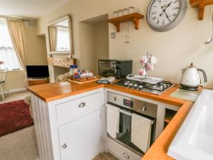 Dapur atau dapur kecil di Daisy's Holiday Cottage
