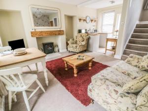 Ruang duduk di Daisy's Holiday Cottage