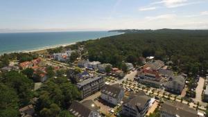 eine Luftansicht auf eine Stadt und das Meer in der Unterkunft Ostseeblick Baabe in Baabe