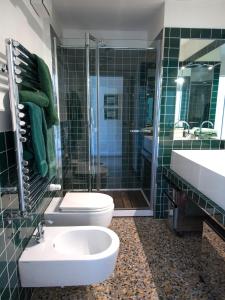 e bagno con servizi igienici, doccia e lavandino. di Grimaldi Apartments Hermitage Canal Grande view a Venezia