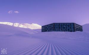 un edificio en medio de un desierto con nieve en ATRIUM "Ski & Relax", en Gudauri