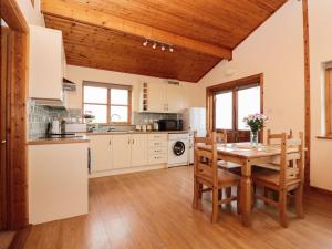 A kitchen or kitchenette at Cabin, Penryn