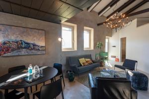 Posezení v ubytování ROSTAGNI1834: VILLA WITH 2 APTS AND POOL IN THE BAROLO REGION